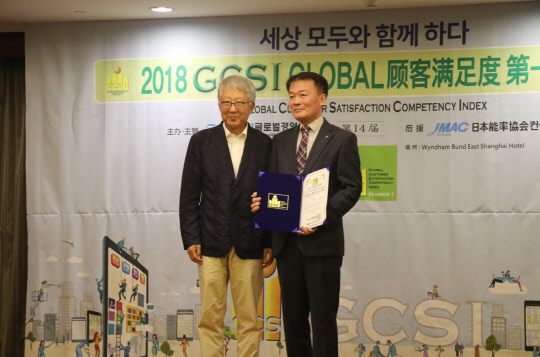 배순훈 글로벌경영협회장(왼쪽부터)과 황대유 티웨이항공 고객대외협력그룹장이 '2018 글로벌 고객만족도 조사(GCSI)'시상식에서 기념촬영을 하고 있다. <티웨이항공 제공>